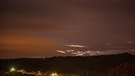 stürmisches wetter mit blitzen über ländlicher landschaft. zeitraffer