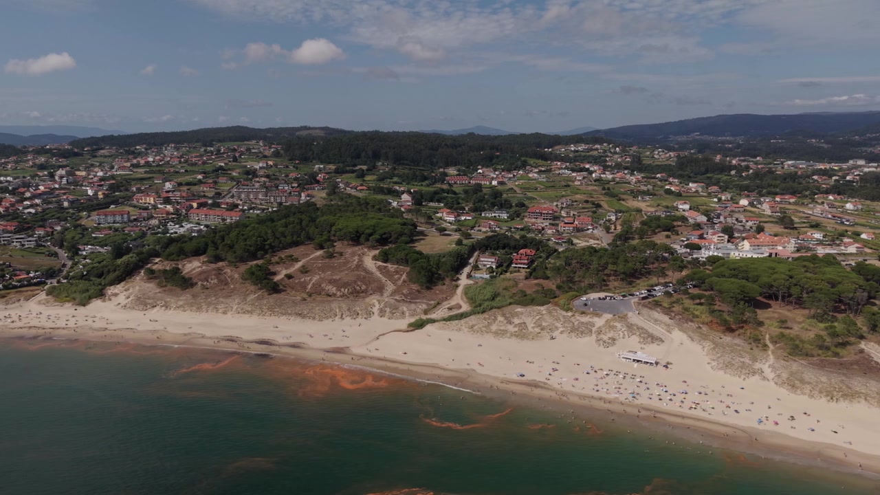 Aereo - Spiaggia di Montalvo in Galizia con litorale sabbioso, pineta e cittadina costiera