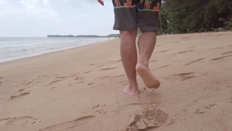 pov de hombre caminando descalzo en la playa de arena blanca en cámara lenta en vacaciones de verano
