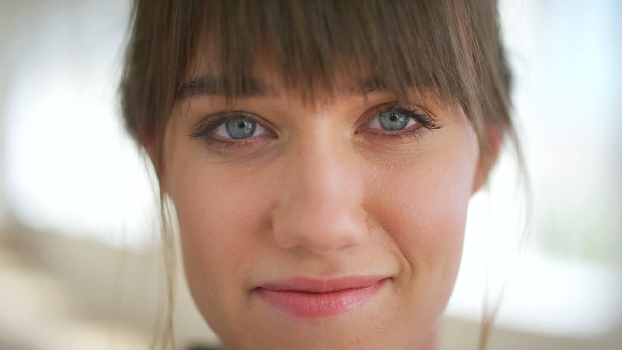 Retrato, de, un, hermoso, mujer joven, con, ojos azules