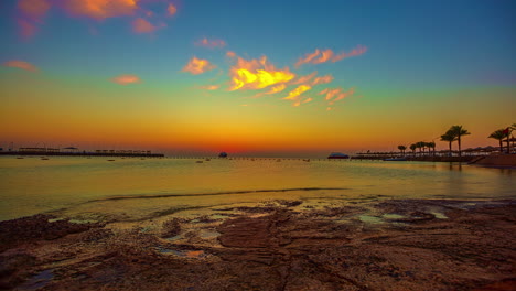 Cielo-Vibrante-De-La-Puesta-Del-Sol-En-Tonos-Del-Arco-Iris-Sobre-La-Playa