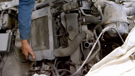 mecánico arreglando un coche en el garaje de reparación 4k