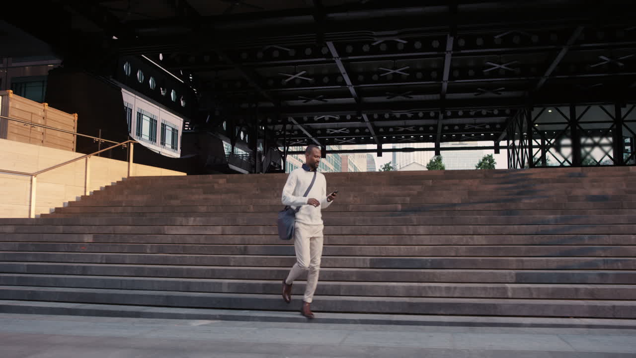 스마트 폰을 사용하여 도시를  ⁇ 고 있는 아프리카계 미국인 사업가