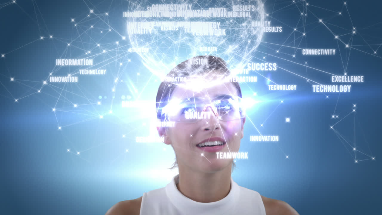 una mujer sonriente está usando gafas futuristas.