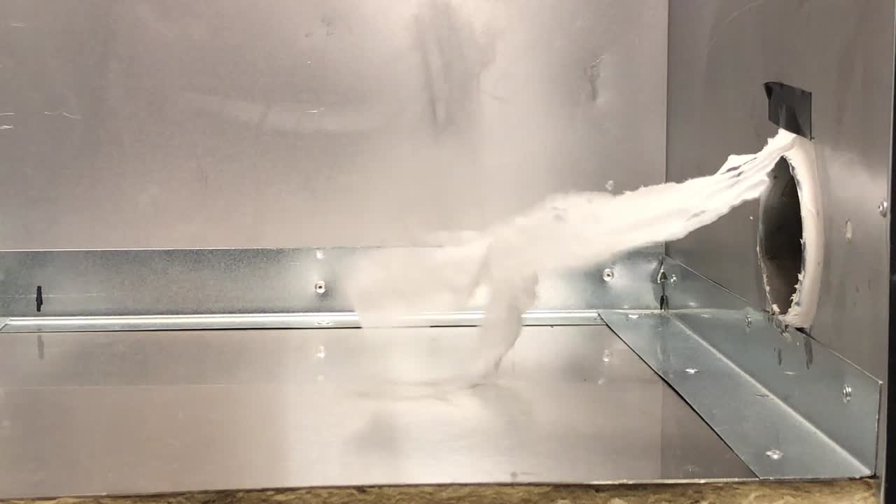 팬이 불고 있다는 것을 보여주는 종이 수건