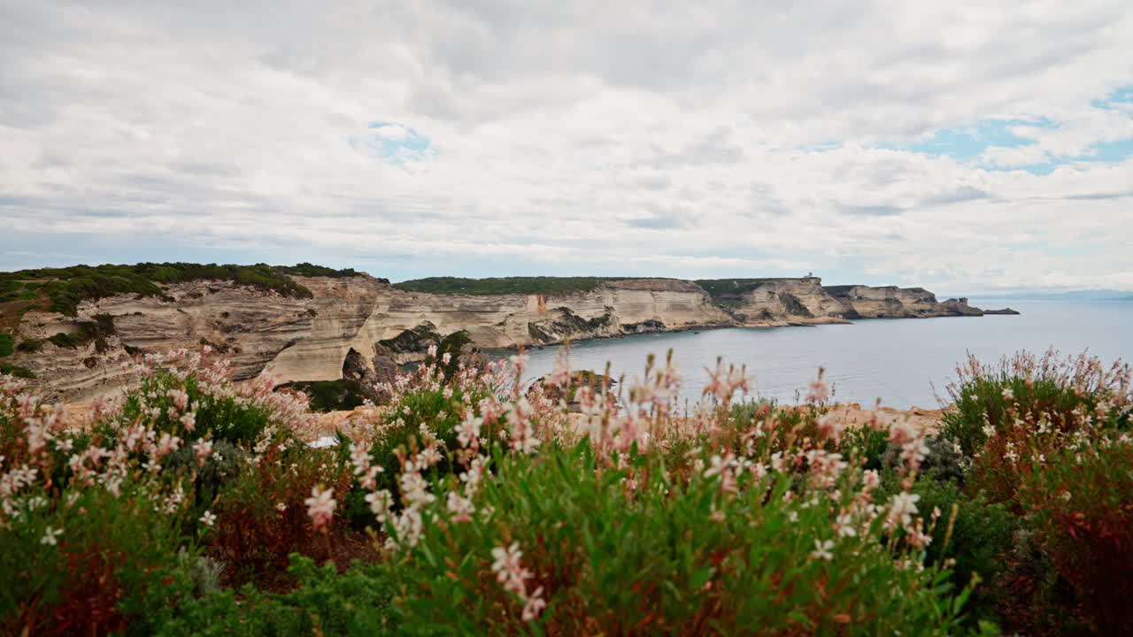 Pemandangan panorama lanskap indah di sekitar Bonifacio di Corsica, Prancis. Pemandangan laut dan garis pantai bebatuan tinggi