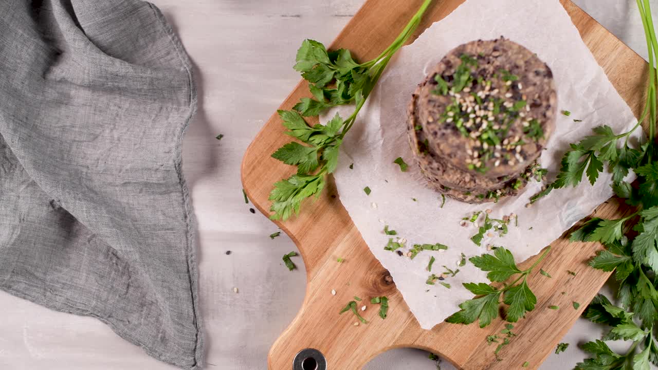 сырый вегетарианский бургер с черными бобами