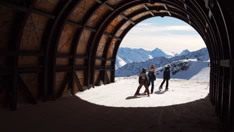 Skiing-with-the-family-in-Sölden