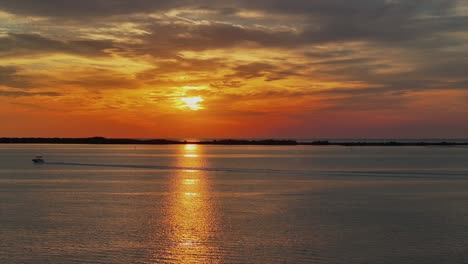 impresionante puesta de sol sobre el océano tranquilo