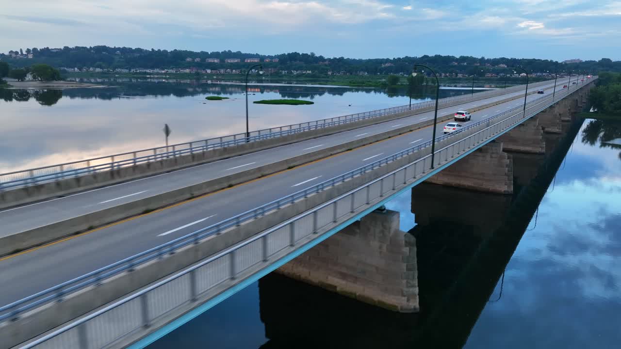 고속도로 위의 다리에서 자동차의 공중 추적