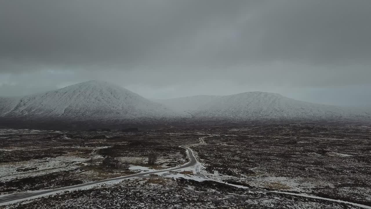 volando sobre la carretera escocesa de las tierras altas