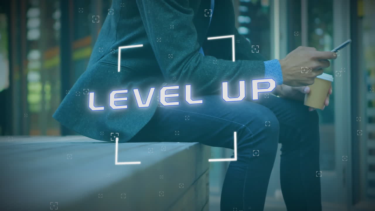 스마트폰을 사용하는 백인 사업가에 대한 텍스트 및 데이터 처리의 레벨 업 애니메이션