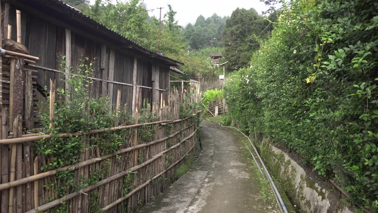 la diversidad natural de las zonas montañosas son las casas y las carreteras