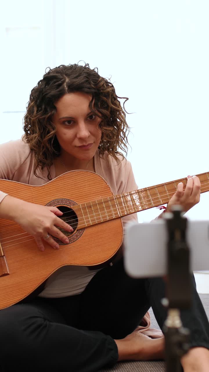 Músico retransmitiendo en directo una actuación de guitarra