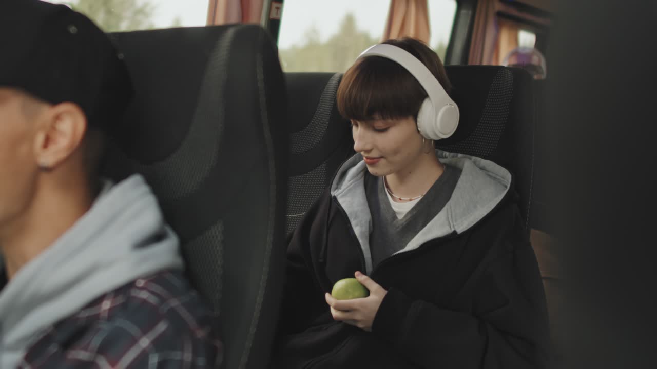 버스 타고 있는 십대 소녀