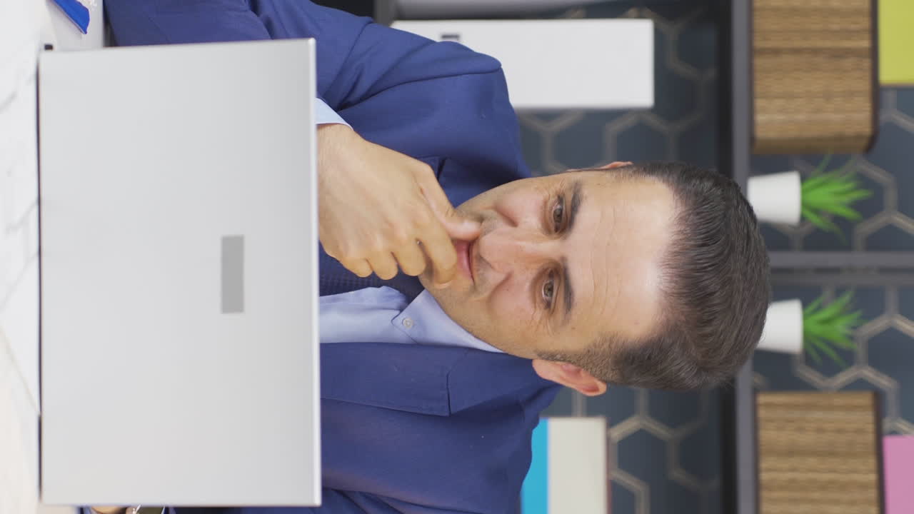 video vertical del hombre de negocios sintiendo un gesto positivo en la computadora portátil.