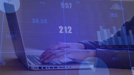 animación de procesamiento de datos estadísticos contra la sección media de mujeres de negocios que usan computadora portátil en la oficina