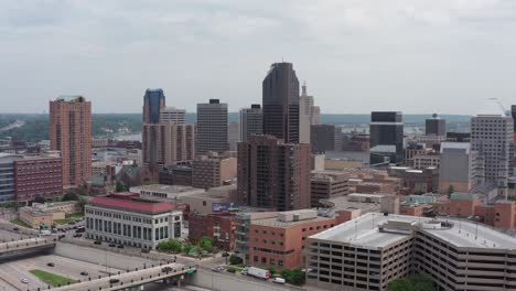 Close-up-panning-aerial-shot-of-downtown-Saint-Paul,-Minnesota