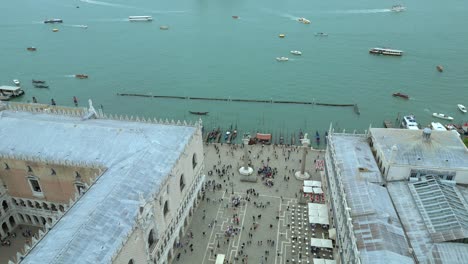 Antena-De-4k-De-San-Marco,-El-Puente-De-Rialto-Y-Los-Canales-En-Venecia,-Italia-En-Un-Día-Nublado-14