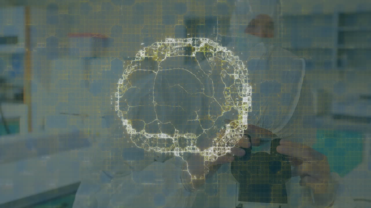 profesionales médicos con abrigos de laboratorio examinando la animación holográfica de escaneo cerebral