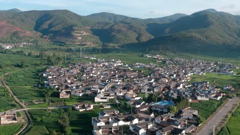 pueblo y campos en shaxi, yunnan, china.