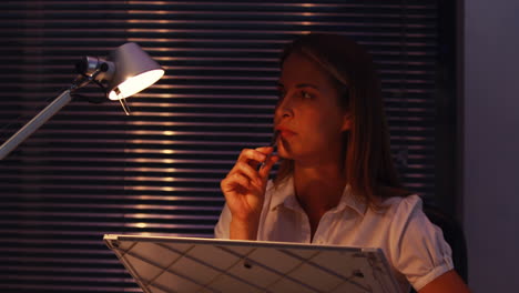 mujer de negocios escribiendo a bordo por la noche