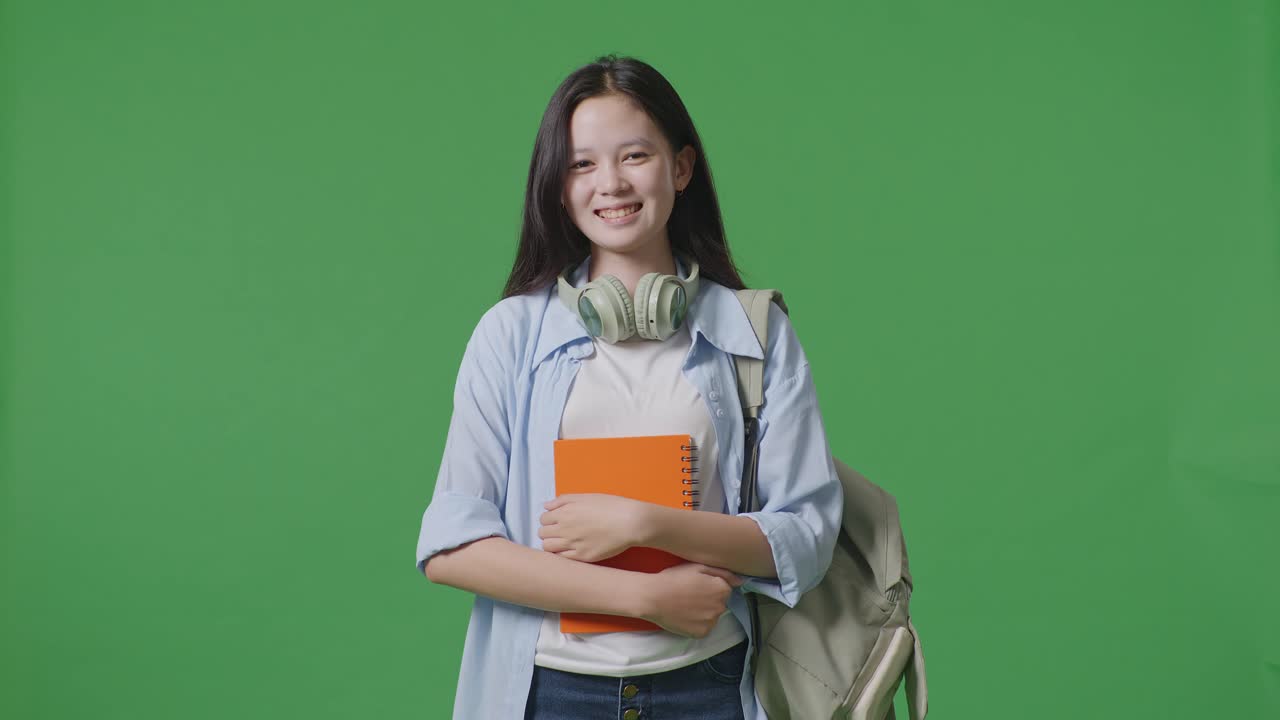 chica adolescente con mochila y libros