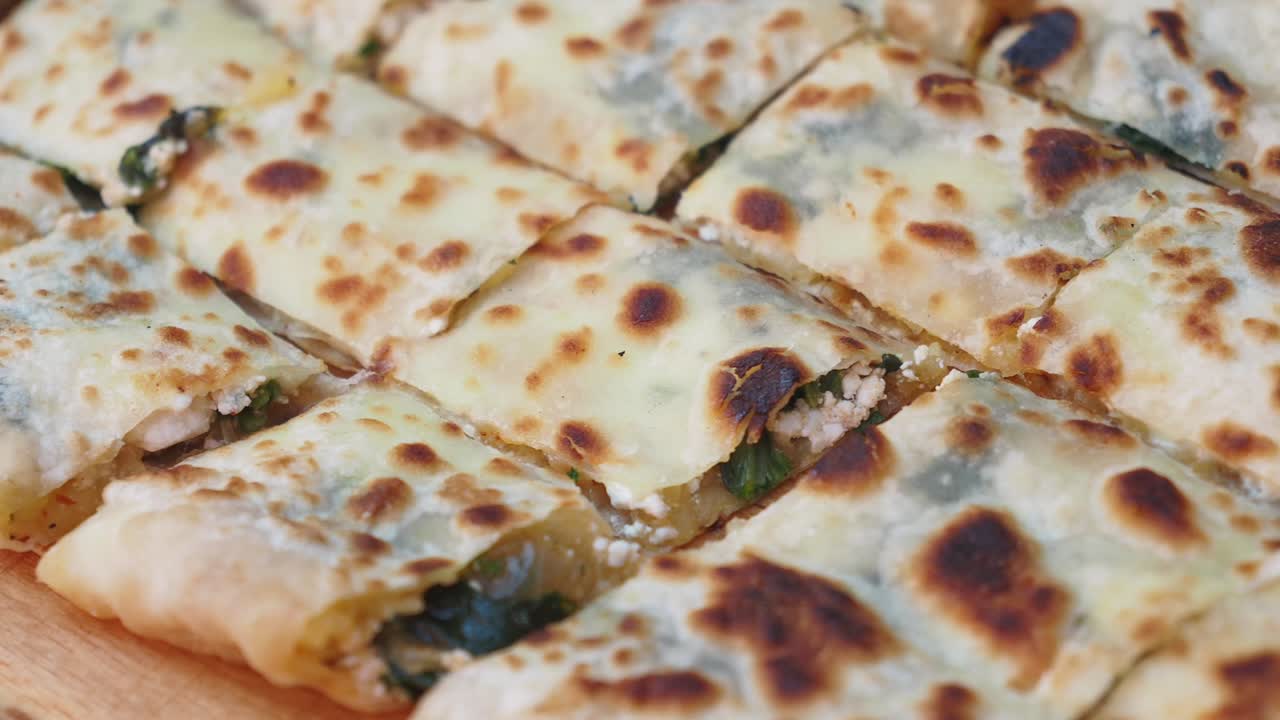 터키어 피데 (pide) 또는 고즐레메 (gozleme)