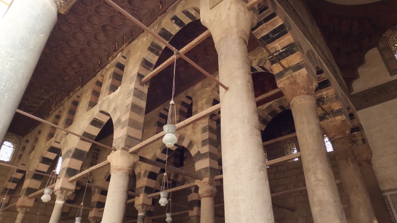 interior de la mezquita del sultán al-nasir muhammad ibn qalawun, en la ciudadela de salah al-din al-ayyubi, el cairo en egipto. ángulo bajo