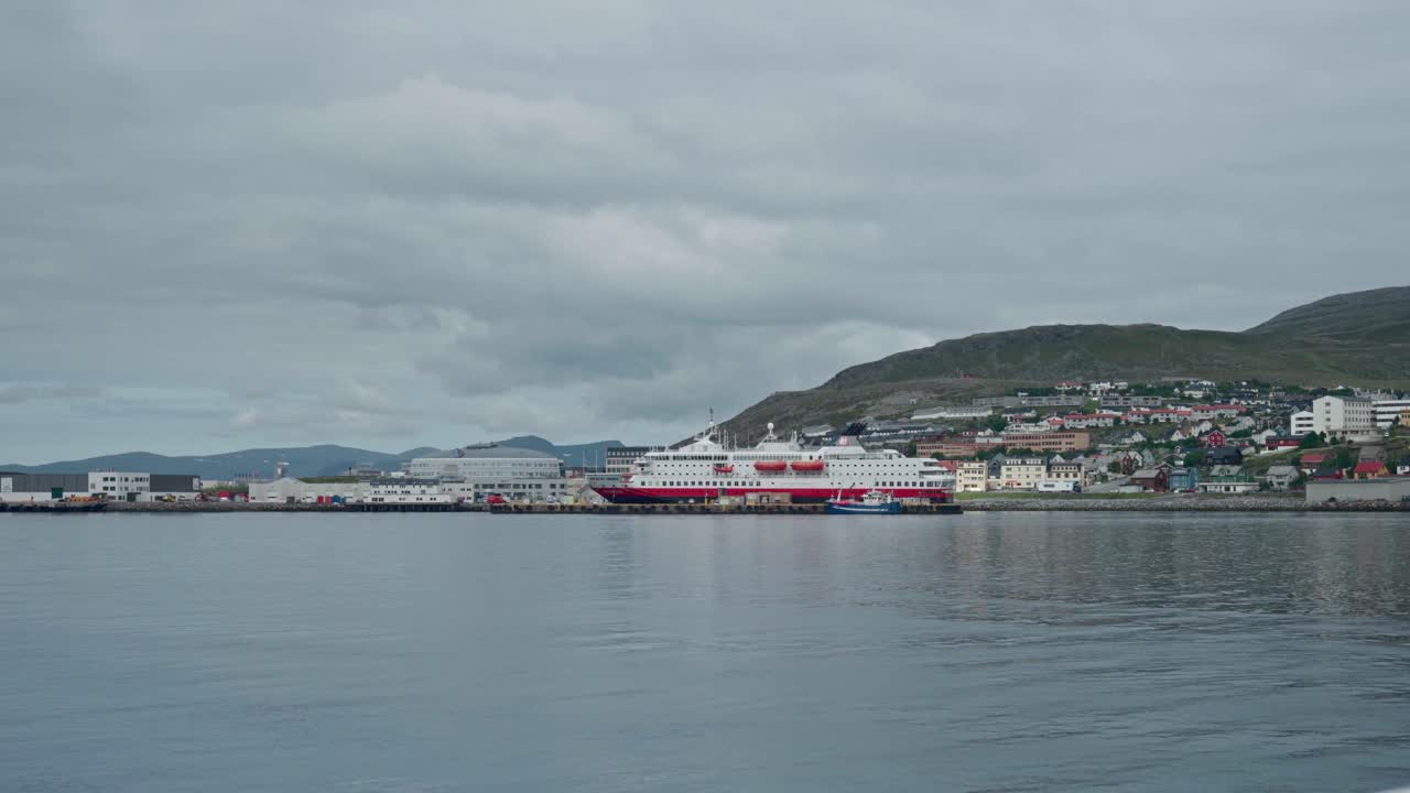 전경에 잔잔한 바다가 있는 노르웨이의 부두에 정박한 유람선