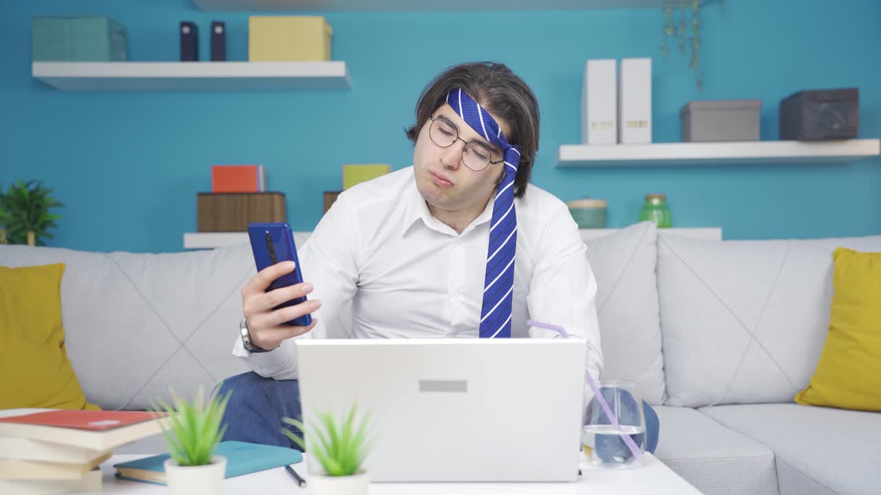 홈 오피스 근로자 남자가 화가 났어요