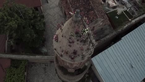 una toma de drones de flores creciendo en la parte superior de la iglesia en signagi