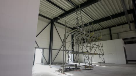 el interior de un edificio de construcción con andamios en el interior
