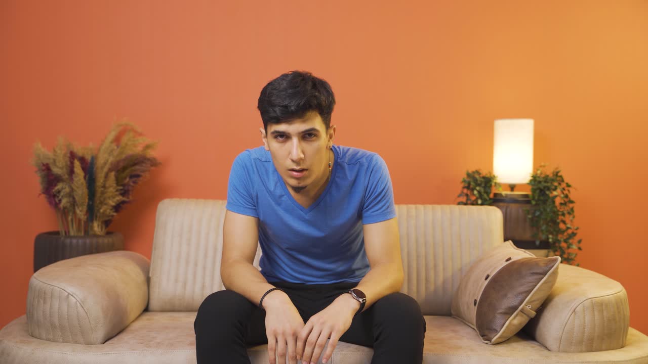 이상한 표정으로 카메라를 바라보는 남자.