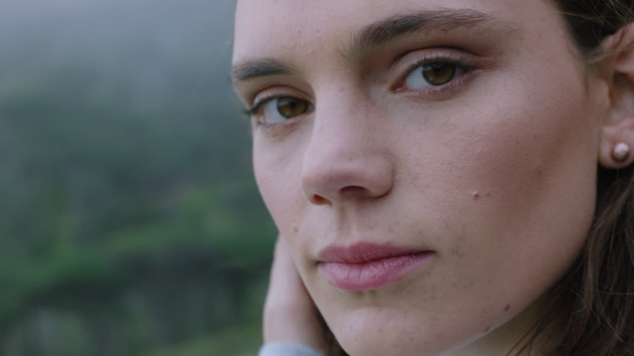 retrato de una hermosa mujer sonriendo disfrutando de un tranquilo campo explorando la libertad en vacaciones aventura de viaje con el viento soplando el cabello
