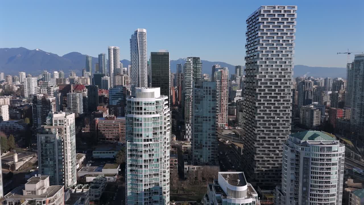 Arranha-céus residenciais e comerciais modernos sobre o centro de Vancouver, na Colúmbia Britânica, Canadá. Vista aérea.
