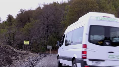 Bus-Auf-Der-Straße-Im-Süden-Von-Chile