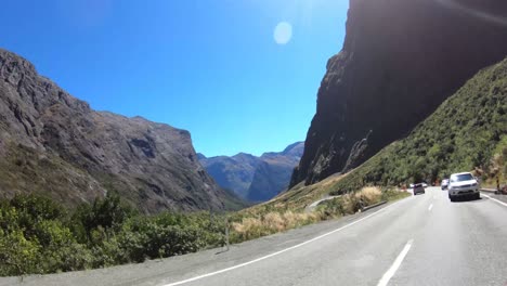 navegando por milford sound en nueva zelanda