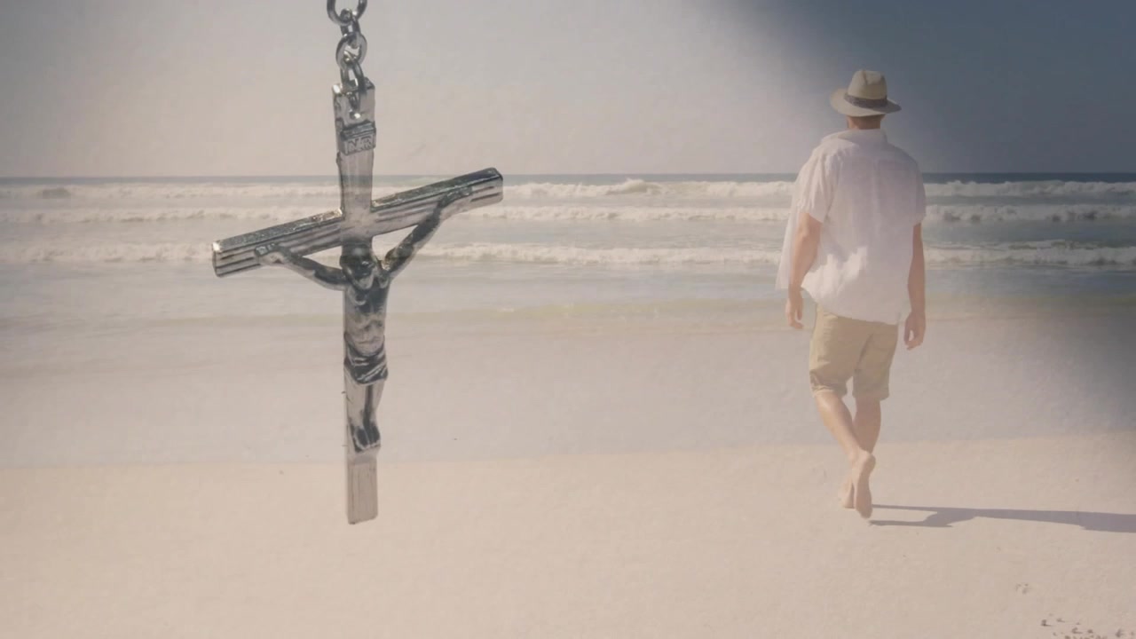 Un'ombra che attraversa l'inquadratura, che inizia una figura a crocifisso che scende, un uomo che cammina verso la spiaggia in cerca di salute.