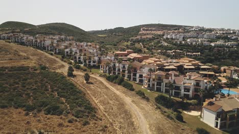 Vista-Aérea-De-La-Zona-Costera-Residencial-Con-Movimiento-De-Carro-Hacia-El-Mar