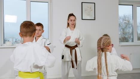 vista de cerca del maestro de artes marciales caucásico