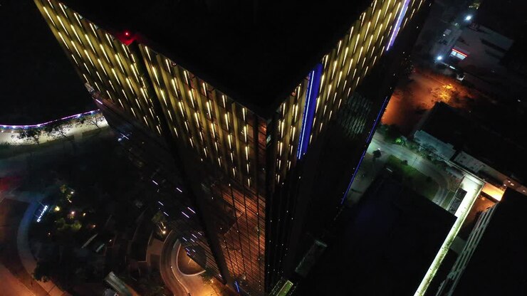 edificio de gran altura por la noche, iluminado con luces de colores