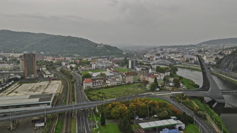 Usti-Nad-Labem-Tschechien-Luftaufnahme-V2-Aufnahme-Drohnenüberflug-Strekov-In-Richtung-Mesto-Aufnahme-Des-Stadtbildes-An-Der-Elbbiegung-Und-Am-Hang-Des-Hotels-Větruše-–-Aufnahme-Mit-Mavic-3-Cine-–-November-2022