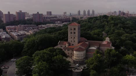 Kurze-Ebene-Gegen-Den-Uhrzeigersinn,-Umlaufbahn-Des-Klostermuseums-In-Upper-Manhattan,-New-York