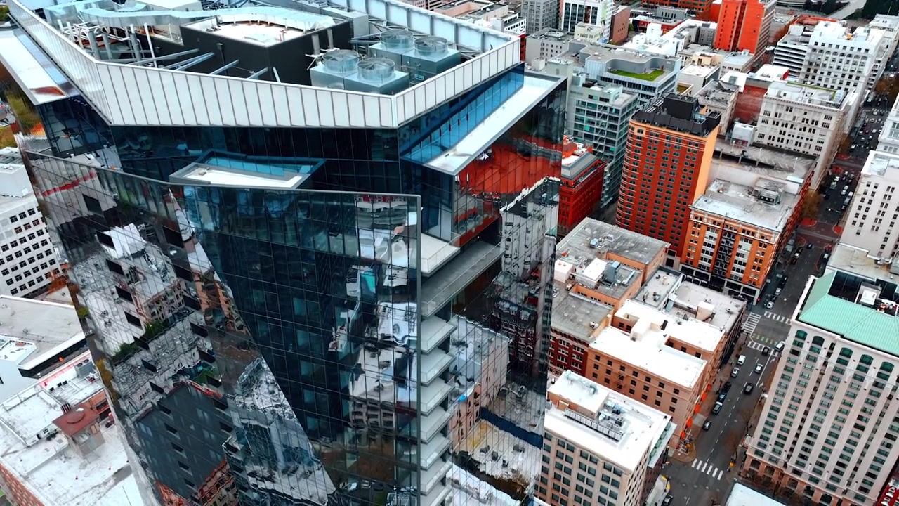 Tetto di un grattacielo con facciate a specchio. Drone in discesa sul centro di Portland, Oregon, USA.