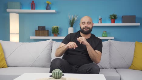 un hombre feliz y danzante lleno de alegría.