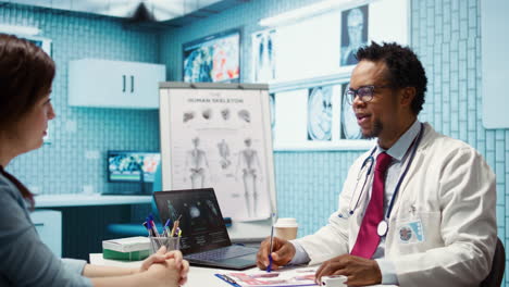 médico y paciente discutiendo los resultados del diagnóstico en una oficina médica moderna