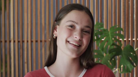 retrato de una adolescente caucásica feliz con pecas riendo en casa en cámara lenta