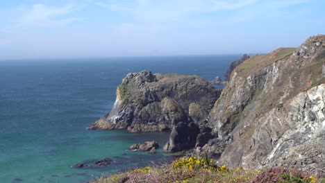 Los-Acantilados-Cerca-De-Kynance-Cove-En-Cornwall,-Reino-Unido