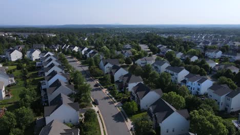 Excelente-Vista-Aérea-De-Una-Zona-Residencial-En-Leesburg,-Virginia